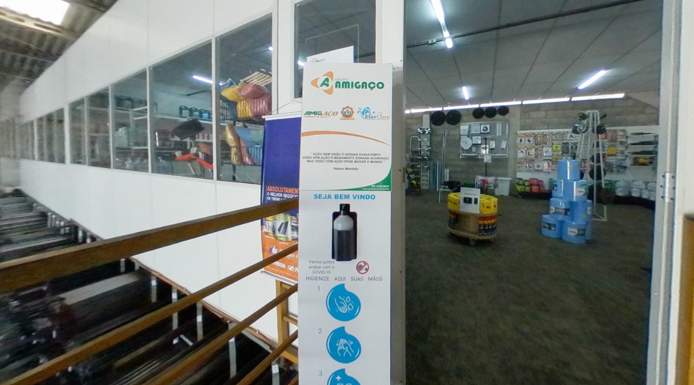 Salão de vendas. Produtos das duas empresas e totem de boas-vindas.