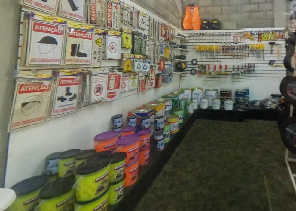 Sinalização e segurança. Placas de sinalização, tintas e ferramentas.