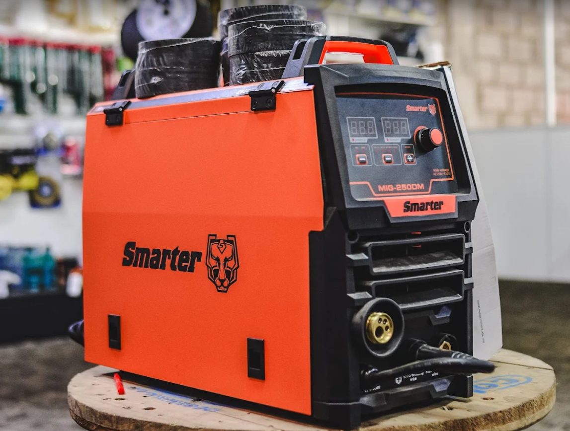 Equipamentos de solda. Máquinas como a Smarter MIG-250DM em exposição.