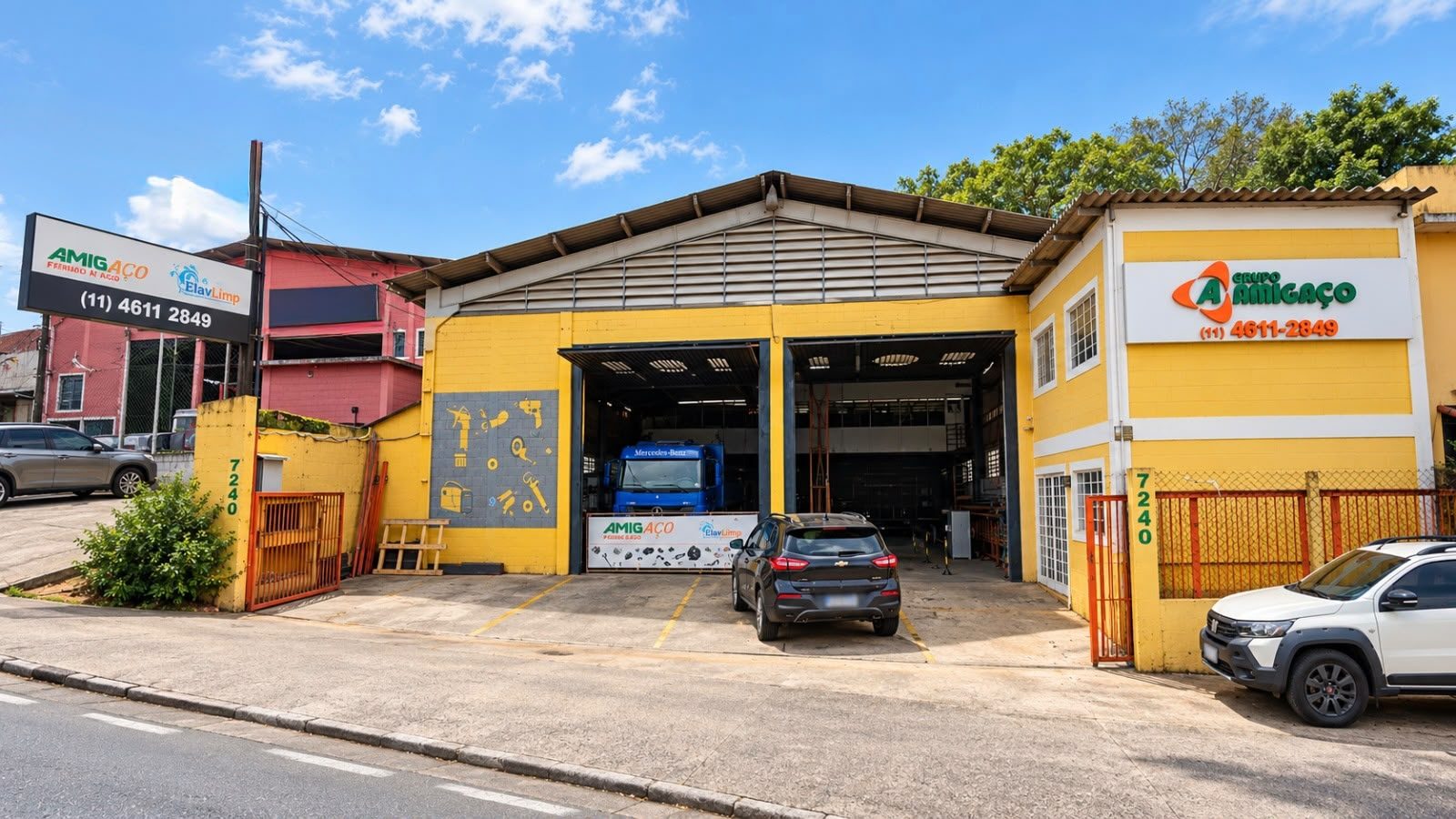 Fachada da sede do Grupo Amigaço, com as placas da AMIGAÇO e da ELAVLIMP e o número 7240